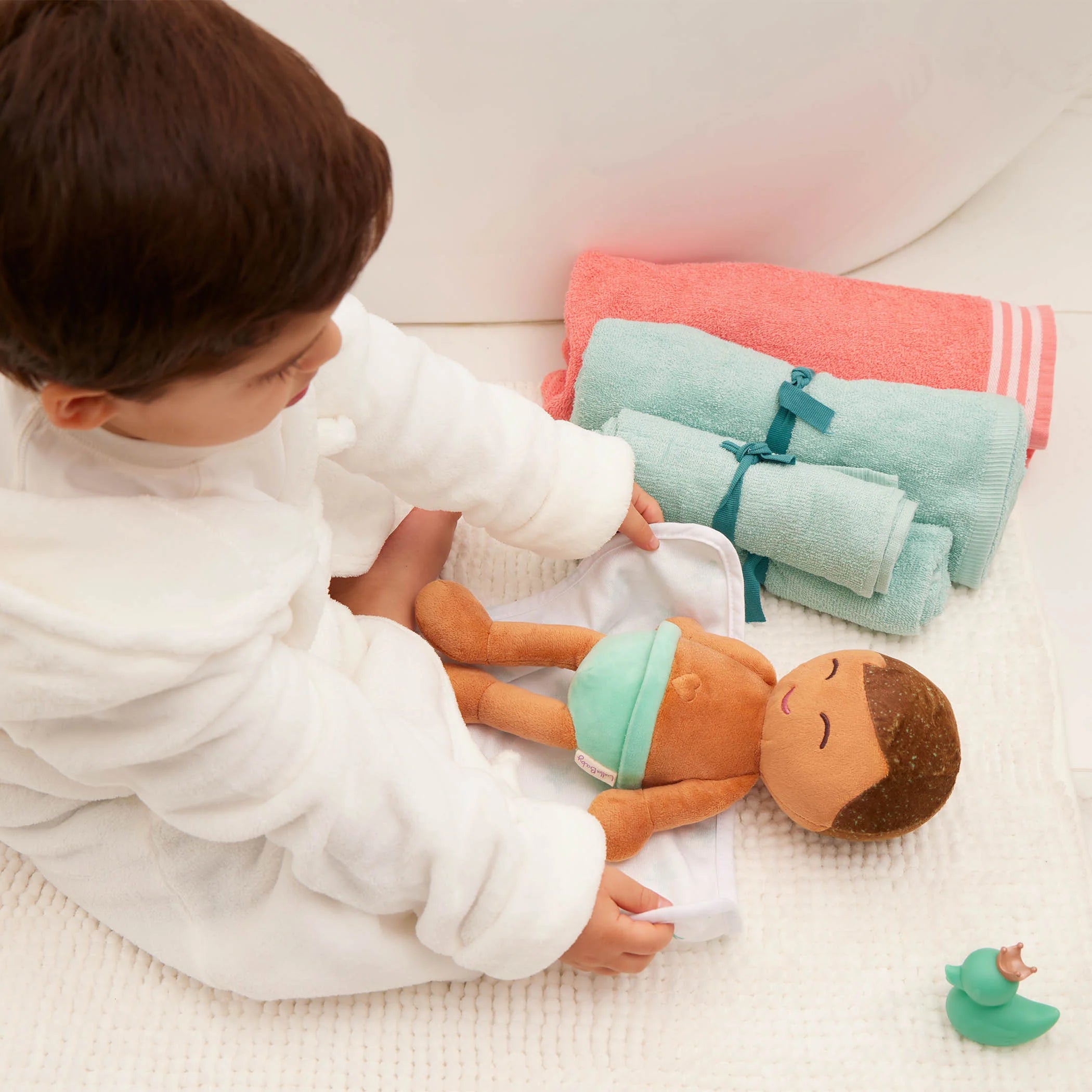 Lullababy badpop jongen 35 cm met handdoek en badeendje
